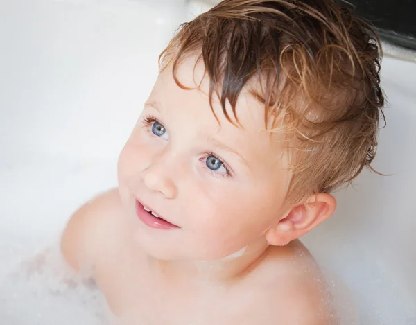Adorabile bagno bambino ragazzo — Foto Stock