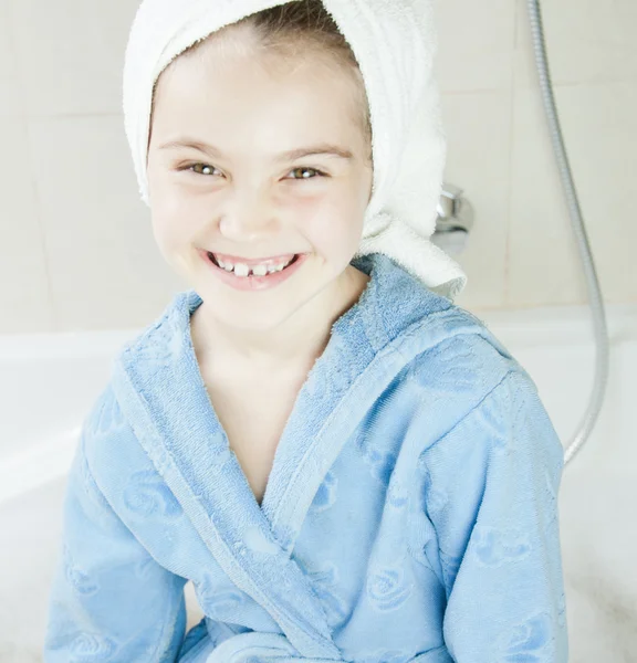 Little girl brushing teeth in bath — Stock Photo, Image