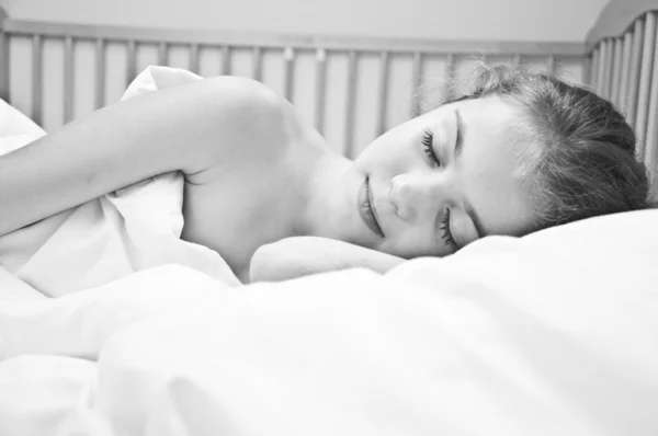 Rozkošná holčička spí v posteli — Stock fotografie