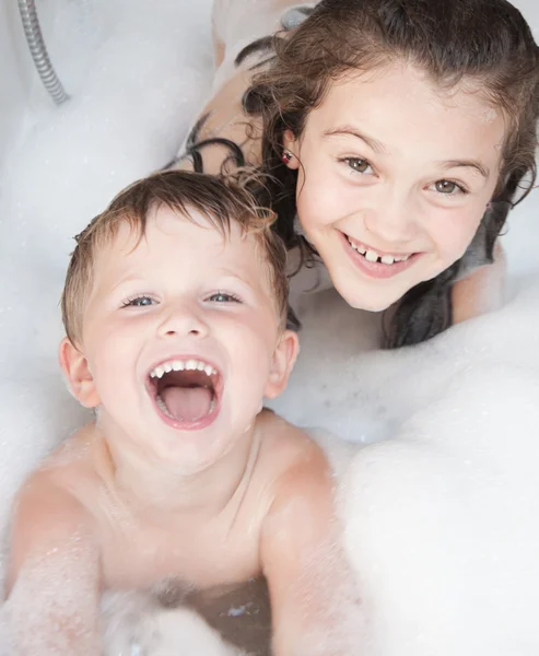 Hermano y hermana tomando un baño de burbujas Imagen de stock