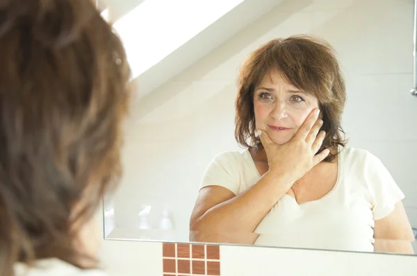 Mujer mayor en el baño . Imagen de stock