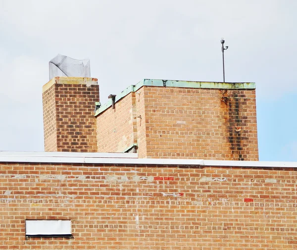 Cerca de la chimenea en el techo — Foto de Stock