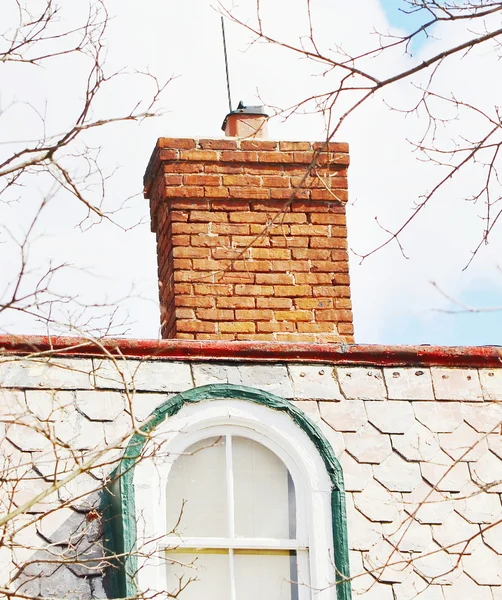 Cerca de la chimenea en el techo — Foto de Stock