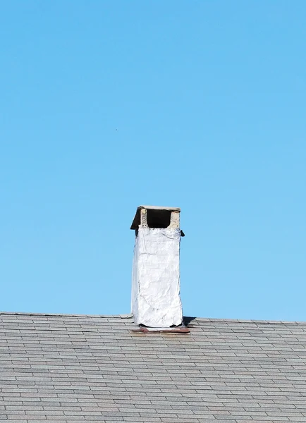 Cerca de la chimenea en el techo — Foto de Stock