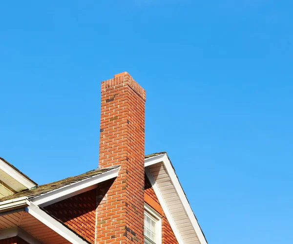 Schornstein auf dem Dach schließen — Stockfoto