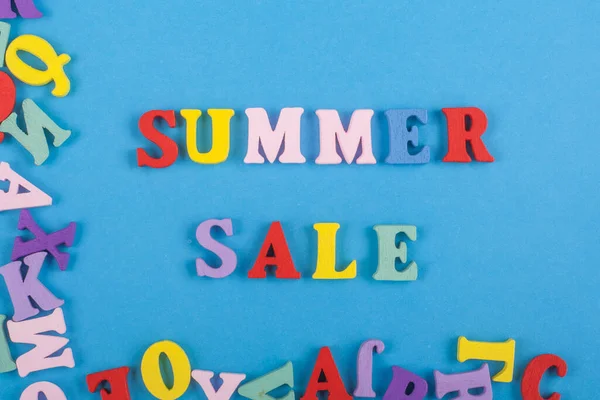 カラフルなabcアルファベットブロック木製の文字から構成された青の背景に夏の販売の単語、広告テキストのためのコピースペース。英語の概念を学ぶ. — ストック写真