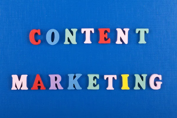 Tartalom Marketing szó a kék háttér áll a színes abc blokk fa ABC, másol a hely a hirdetés szövegét. Angol tanulás-fogalom. — Stock Fotó
