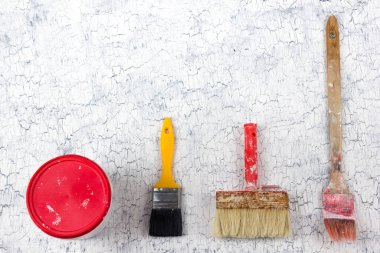 Ahşap arka planda dekorasyon ve yenileme için profesyonel onarım araçları. Sıva aletleri. Üst Manzara. Metin için alanı kopyala.