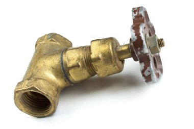 Beyaz arka planda pirinçten yapılmış su vanası. Üst görünüm.