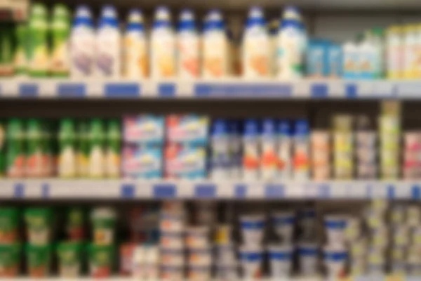 Fondo abstracto desenfocado. Concepto de tienda de comestibles. Refrigerador del supermercado con varios productos. —  Fotos de Stock