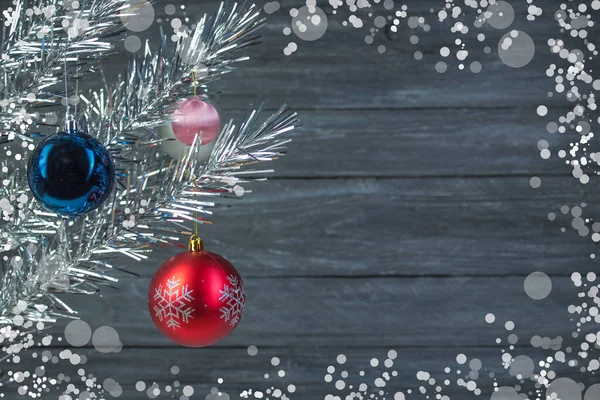 Weihnachtliche Komposition Aus Tannenzweigen Und Weihnachtskugeln Aus Viburnum Auf Holzgrund — Stockfoto