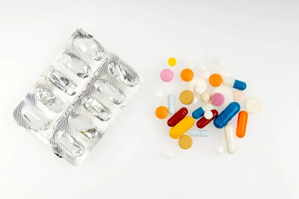 Cápsulas Con Vitaminas Envasadas Aisladas Sobre Fondo Blanco —  Fotos de Stock