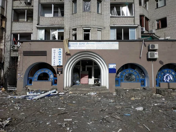 Patlamadan sonra ofisi yok etti. Kyiv. 26 Şubat 2022 Ukrayna