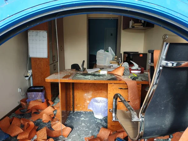 Patlamadan sonra ofisi yok etti. Kyiv. 26 Şubat 2022 Ukrayna