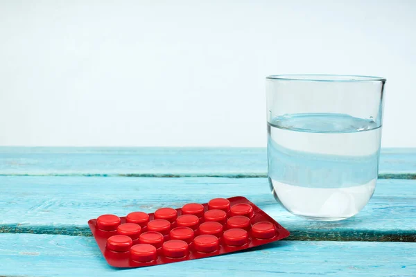 Píldoras Farmacéuticas Tabletas Cápsulas Medicina Vaso Agua Una Mesa Madera — Foto de Stock
