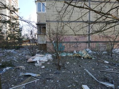 Hasar. Kırık camlar. Yerde cam kırıkları var. İki gün sonra, pencereler folyo ya da kontrplak ile kaplanır..