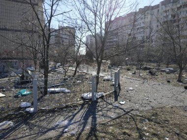 Hasar. Kırık camlar. Yerde cam kırıkları var. İki gün sonra, pencereler folyo ya da kontrplak ile kaplanır..