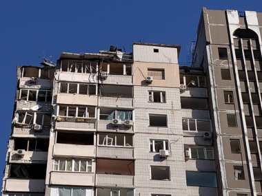 Hasar. Kırık camlar. Yerde cam kırıkları var. İki gün sonra, pencereler folyo ya da kontrplak ile kaplanır..