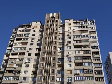 Hasar. Kırık camlar. Yerde cam kırıkları var. İki gün sonra, pencereler folyo ya da kontrplak ile kaplanır..