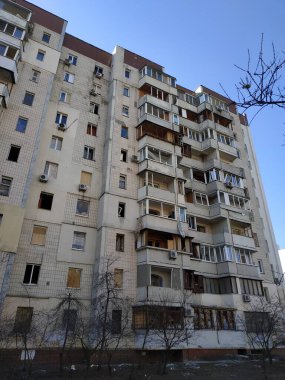 Evler hasar gördü, camlar kırıldı. Yerde cam kırıkları var. Rus savaşı Ukrayna 'da.