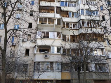 Evler hasar gördü, camlar kırıldı. Yerde cam kırıkları var. Rus savaşı Ukrayna 'da.