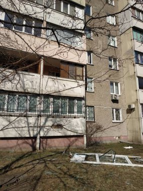 Evler hasar gördü, camlar kırıldı. Yerde cam kırıkları var. Rus savaşı Ukrayna 'da.