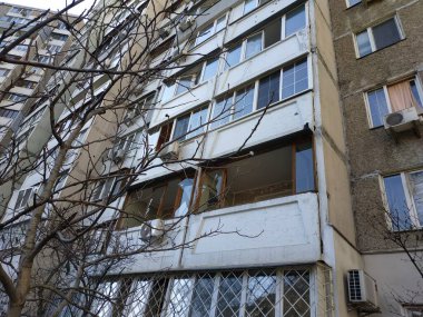 Evler hasar gördü, camlar kırıldı. Yerde cam kırıkları var. Rus savaşı Ukrayna 'da.