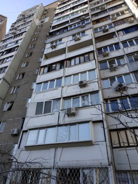 Evler hasar gördü, camlar kırıldı. Yerde cam kırıkları var. Rus savaşı Ukrayna 'da.