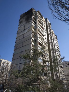 Hasar. Kırık camlar. Yerde cam kırıkları var. İki gün sonra, pencereler folyo ya da kontrplak ile kaplanır..