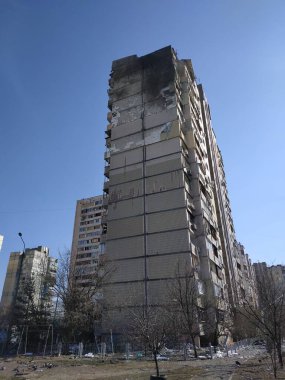 Hasar. Kırık camlar. Yerde cam kırıkları var. İki gün sonra, pencereler folyo ya da kontrplak ile kaplanır..