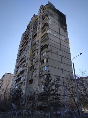 Hasar. Kırık camlar. Yerde cam kırıkları var. İki gün sonra, pencereler folyo ya da kontrplak ile kaplanır..