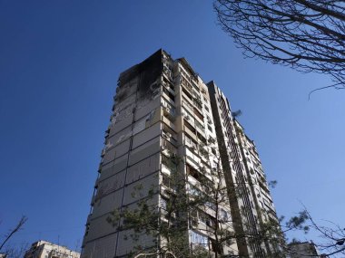 Hasar. Kırık camlar. Yerde cam kırıkları var. İki gün sonra, pencereler folyo ya da kontrplak ile kaplanır..