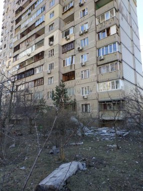 Hasar. Kırık camlar. Yerde cam kırıkları var. İki gün sonra, pencereler folyo ya da kontrplak ile kaplanır..