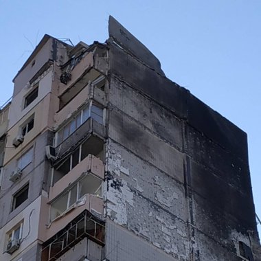 Hasar. Kırık camlar. Yerde cam kırıkları var. İki gün sonra, pencereler folyo ya da kontrplak ile kaplanır..