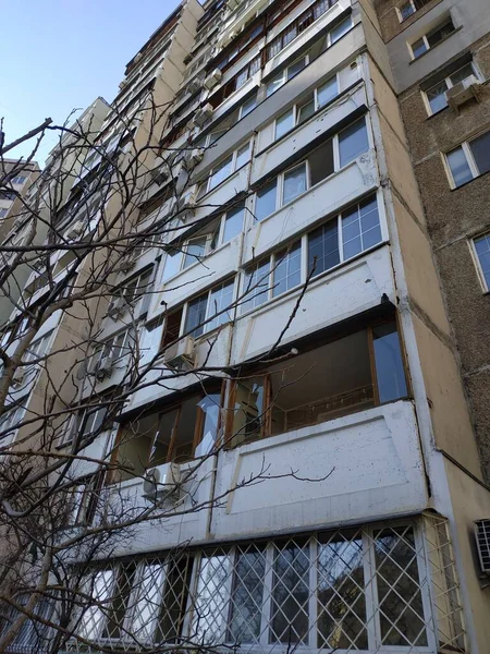 Evler hasar gördü, camlar kırıldı. Yerde cam kırıkları var. Rus savaşı Ukrayna 'da.