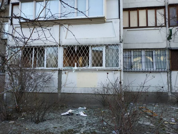 Casas Dañadas Ventanas Rotas Fragmentos Vidrio Suelo Guerra Rusa Ucrania —  Fotos de Stock