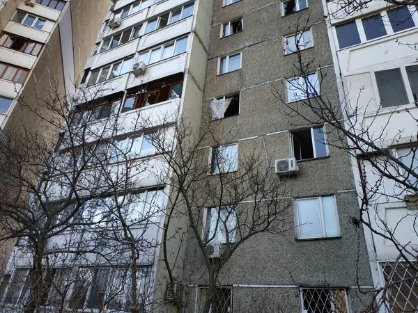 Evler hasar gördü, camlar kırıldı. Yerde cam kırıkları var. Rus savaşı Ukrayna 'da.