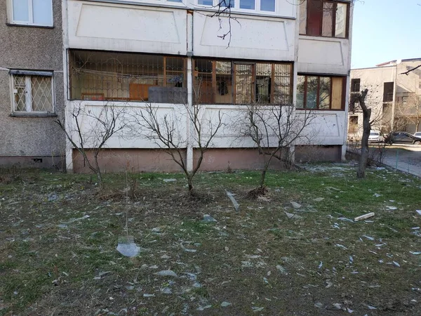 Casas Dañadas Ventanas Rotas Fragmentos Vidrio Suelo Guerra Rusa Ucrania —  Fotos de Stock