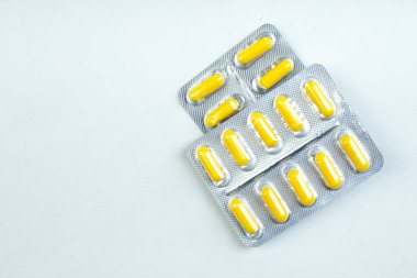 İlaç hapları, tablet ve kapsüller beyaz arka planda. İlaç almak için..