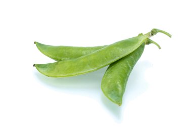 Şekerli bezelyeler izole edilmiş beyaz arka plan. Sebze proteini