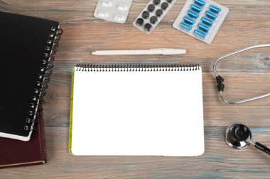 Metin tıp tedavi konsepti için sağlık hizmeti şablonu. Boş boş, steteskop, reçeteli tıbbi yardım acil durum, ahşap masada sağlıklı ambulans teknolojisi.