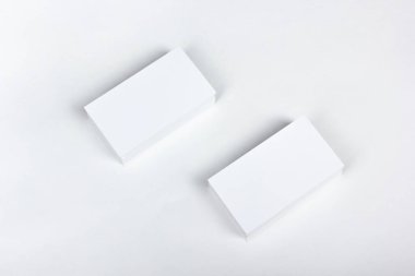 Kağıt arka plan beyaz, kartvizit fan yığınının mockup dokulu