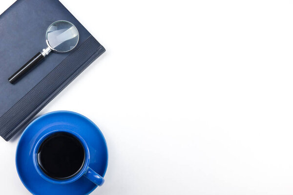 Стол Белого офиса с компьютером, ручкой и чашкой кофе, много чего. Вид сверху с пространством для копирования
