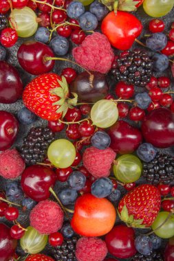 Bir kase rustik ahşap masa üzerinde çeşitli yaz taze çilek. Antioksidan, detoks diyet, organik meyve