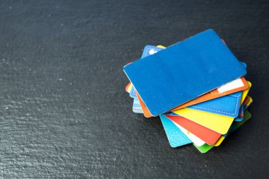 Siyah arka plan üzerinde banka kartları yığını