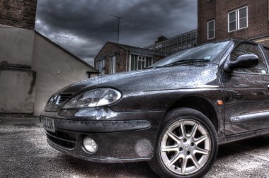 yağmur altında hdr görüntü siyah bir araba