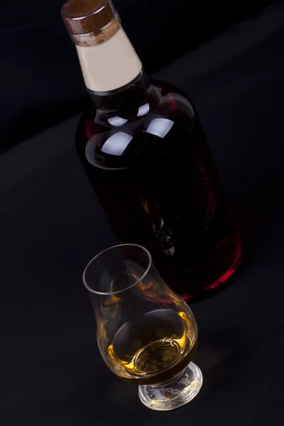 Whisky op een zwarte achtergrond — Stockfoto