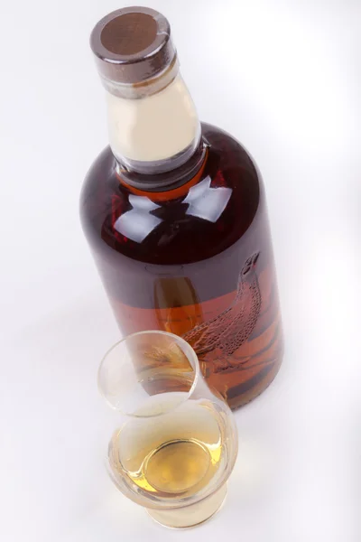 Whisky su sfondo bianco — Foto Stock