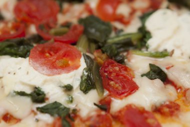 Taze pişmiş pizza.