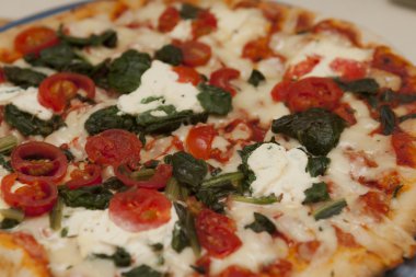 Taze pişmiş pizza.